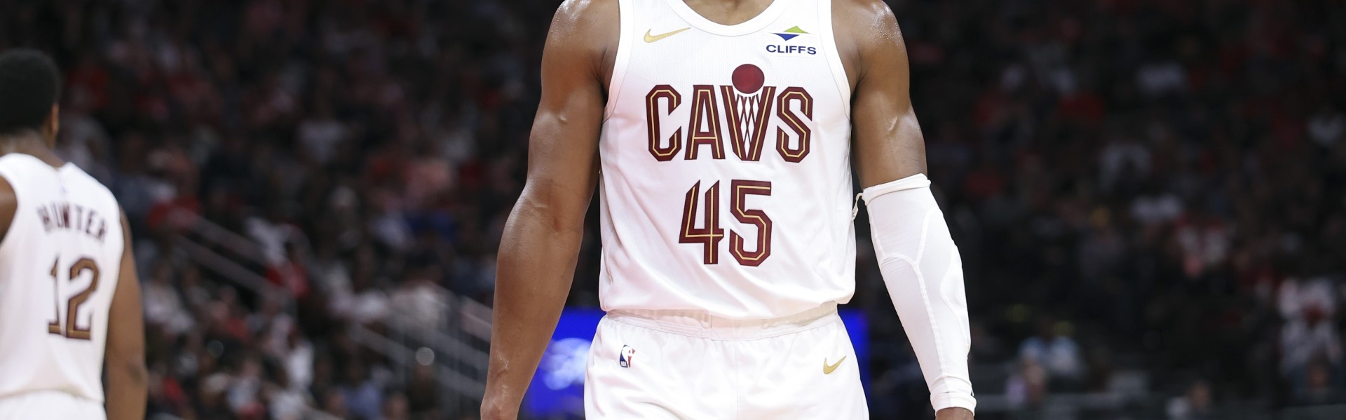 九游官方网站-别急别燥！米切尔半场15分钟 8中4&amp;三分4中3拿到14分2板